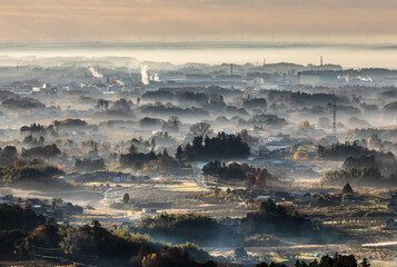 茨木県かすみがうら市三ツ石森林公園から朝もやと光芒