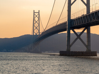夕方の明石海峡大橋