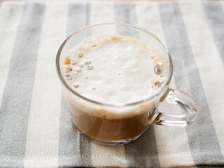 ガラスのカップに入ったカフェラテ