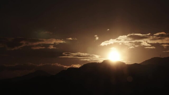 日本海側の初日の出は山から太陽が顔を出す