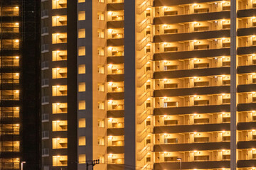 灯りの灯った夜の高層マンション