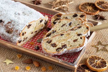 Weihnachts-Stollen auf Holztablett Weihnachtsbäkerei