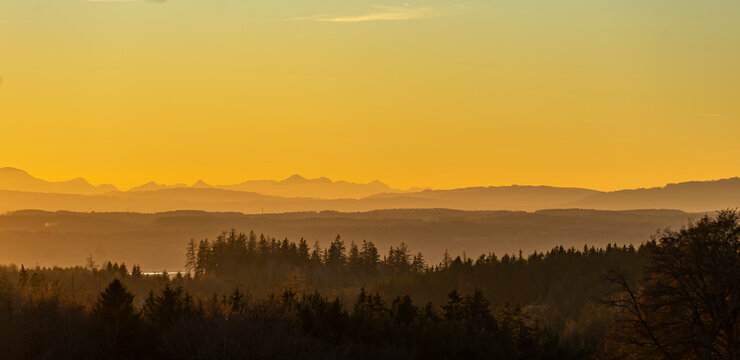 Sch&ouml;nes Urlaubsland Bayern: Alpenpanorama bei einem fantastischen Sonnenuntergang N&auml;he M&uuml;nsing / Starnberger See