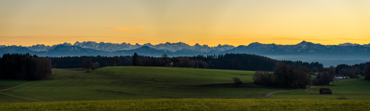 Sch&ouml;nes Urlaubsland Bayern: Alpenpanorama und Sonnenuntergang bei M&uuml;nsing im Blauen Land