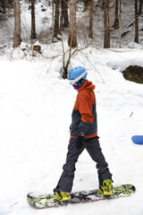 Fototapeta na wymiar snowboard sport casco abbigliamento neve occhiali piste sci ragazzo giovane 