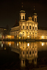 Fototapeta na wymiar Nächtlich beleuchtete Jesuitenkirche an der Reuss, Luzern, Schweiz