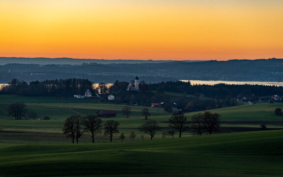 Sch&ouml;nes Urlaubsland Bayern: Panoramablick und Sonnenuntergang bei M&uuml;nsing - Blick auf Holzhausen und den Starnberger See