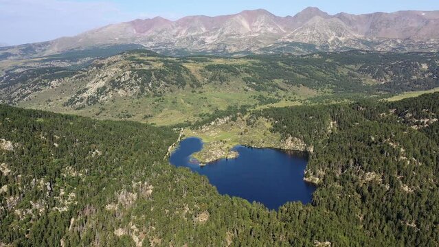 survol des lacs des Bouillouses dans les Pyr&eacute;n&eacute;es-Orientales et du Capcir