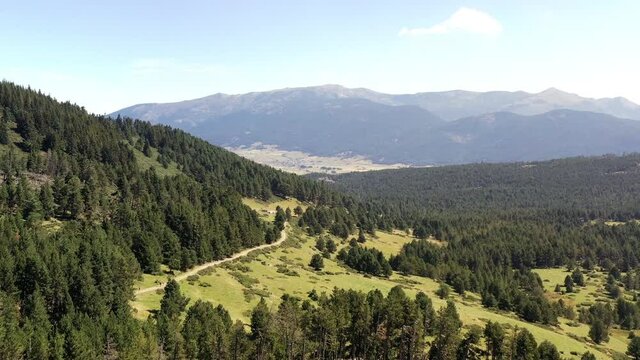 survol des lacs des Bouillouses dans les Pyr&eacute;n&eacute;es-Orientales et du Capcir