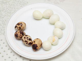 Peeled and unpeeled boiled quail eggs