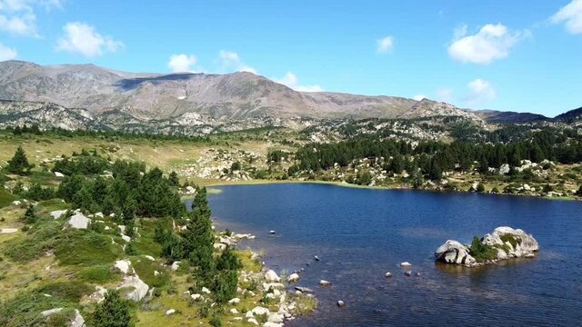 survol des lacs des Bouillouses dans les Pyr&eacute;n&eacute;es-Orientales et du Capcir