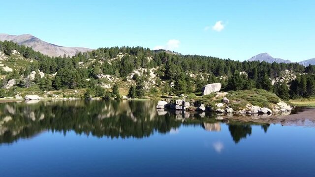 survol des lacs des Bouillouses dans les Pyr&eacute;n&eacute;es-Orientales et du Capcir