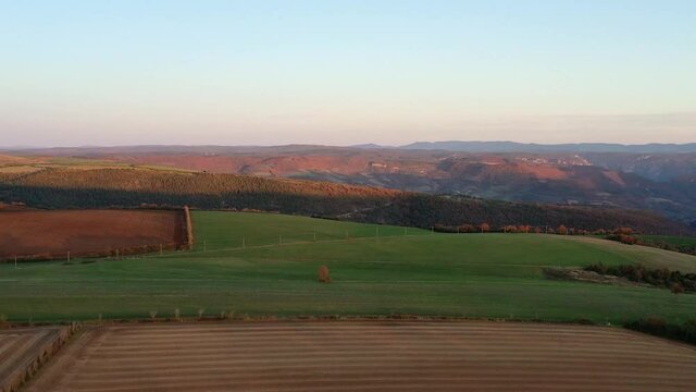 survol du plateau du Larzac, soleil couchant