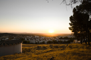 sol de invierno escondiéndose detrás de las montañas del pueblo de Rute en Córdoba