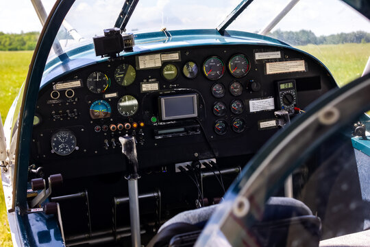 small light aircraft instrumentation cockpit