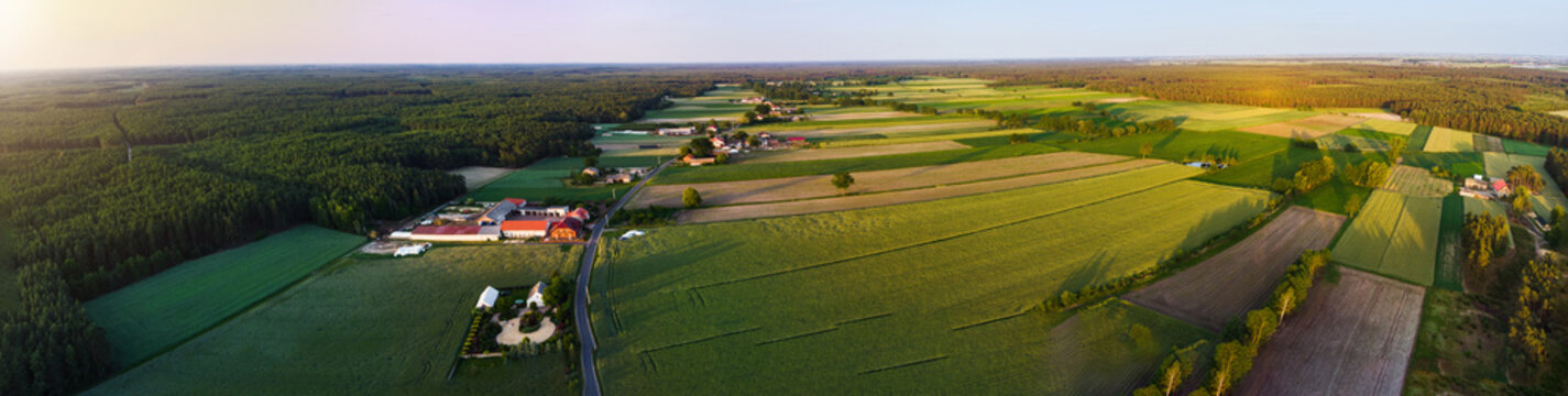 Zach&oacute;d nad polska wsią z drona