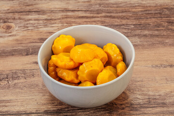 Marinated yellow patisson in the bowl