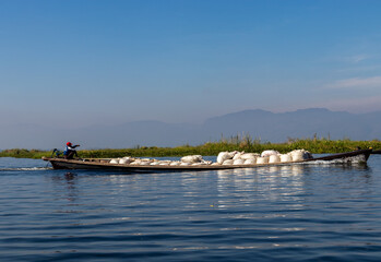 Fototapeta na wymiar Transport de marchandises sur le lac Inle, Myanmar