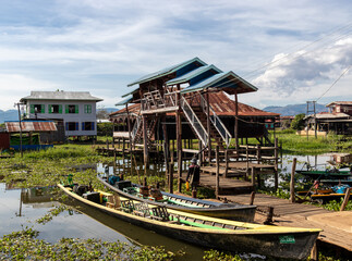 Port d'un village flottant sur le lac Inle, Myanmar