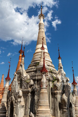 Stupa du temple Shwe In Dein au lac Inle, Myanmar