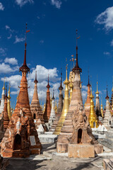 Fototapeta premium Stupas du temple Shwe In Dein au lac Inle, Myanmar