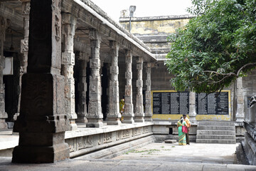 Colonnade d'un temple hindou du Tamil Nadu, Inde du Sud	