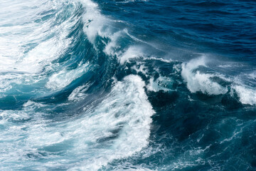 Obraz na płótnie Canvas Wave motion and crashes under the tropical climate of Reunion island, France.