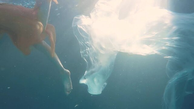 Sirena atrapada en el pl&aacute;stico por la contaminaci&oacute;n y el cambio clim&aacute;tico