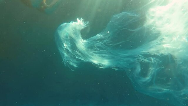 Sirena atrapada en el pl&aacute;stico por la contaminaci&oacute;n y el cambio clim&aacute;tico
