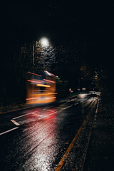 Fotos nocturnas en una carretera mojada