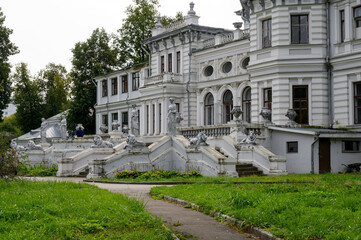 Fototapeta na wymiar The main house of the estate 
