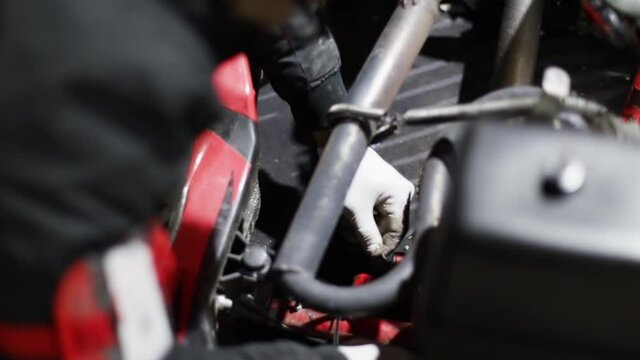 Mec&aacute;nicos reparan kart con martillo en plena carrera nocturna de resistencia