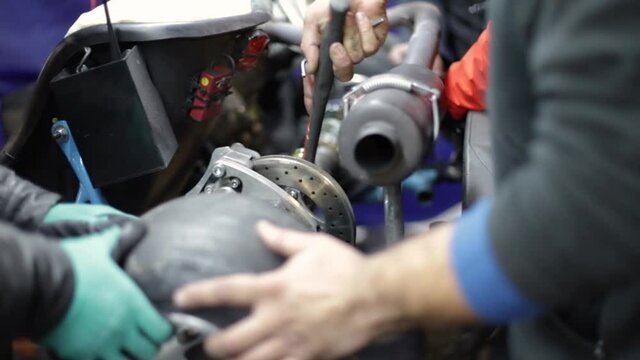Mec&aacute;nicos reparan kart con martillo en plena carrera nocturna de resistencia