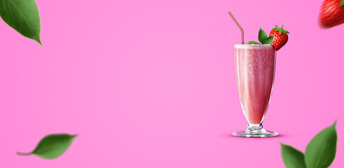 Vaso de vidrio con batido de fresa natural, licuado de fresas congeladas casero con fondo rosa