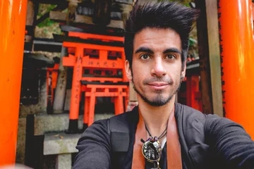 Fotobehang Young traveler and torii gates at Fushimi Inari taisha shrine, Kyoto, Japan  © Samuel Ponce