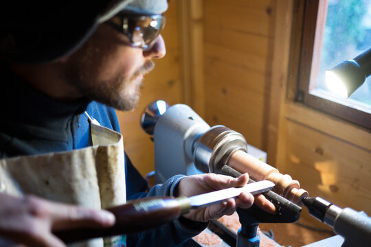 Artigiano falegname al lavoro sul tornio