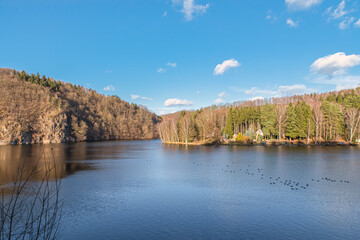 Blick auf die Talsperre Kriebstein flussabwärts bei Lauenhain (Wappenfelsen) in Richtung Falkenhain