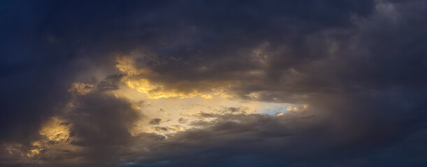 Obraz premium Sunset Behind the Clouds