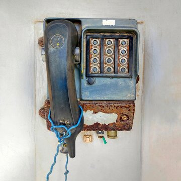 the old and rusty phone