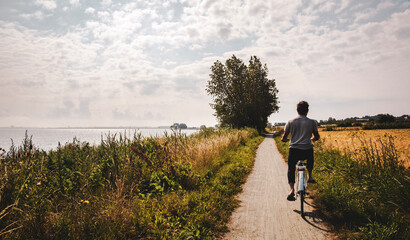 Obraz premium person riding a bike
