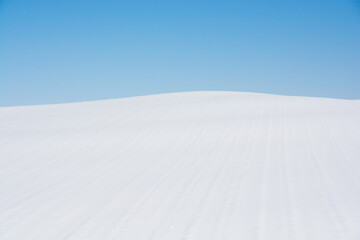 雪に覆われた畑と青空