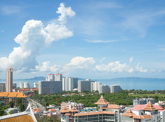 Obraz premium View citi buiding with blue sea and blue sky.
