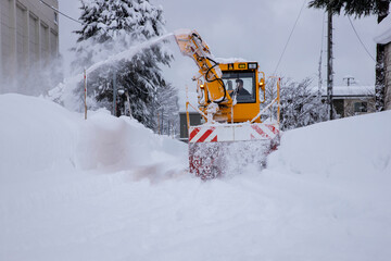 Fototapeta na wymiar 道路の除雪をするロータリ除雪車