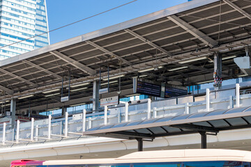 綺麗な青空と名古屋駅新幹線乗り場の風景