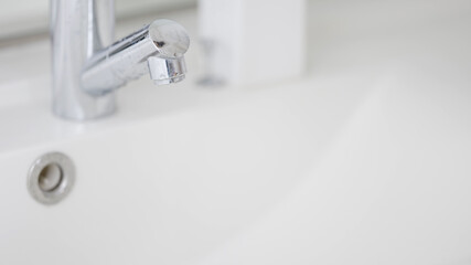 石鹸で手を洗う女性