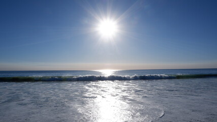 Obraz premium Sunlights, beach and ocean waves