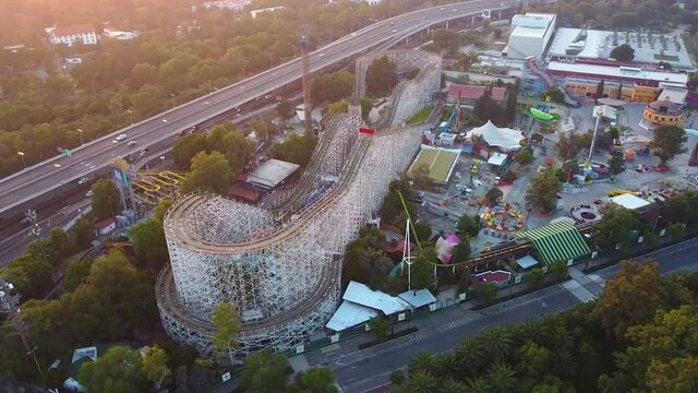 Feria de Chapultepec abandonada en mantenimiento durante el amanecer