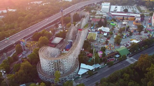Feria de Chapultepec abandonada en mantenimiento durante el amanecer