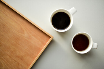 木のトレイとコーヒー