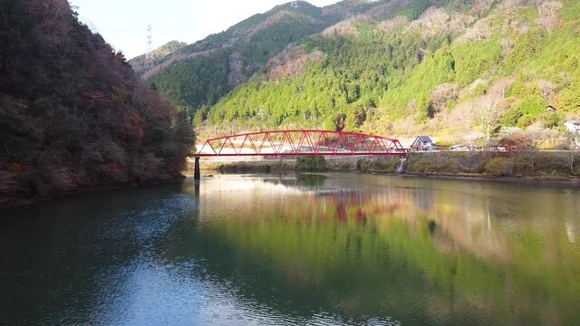 日本の岐阜県にある笠置峡の動画。川と赤い橋。